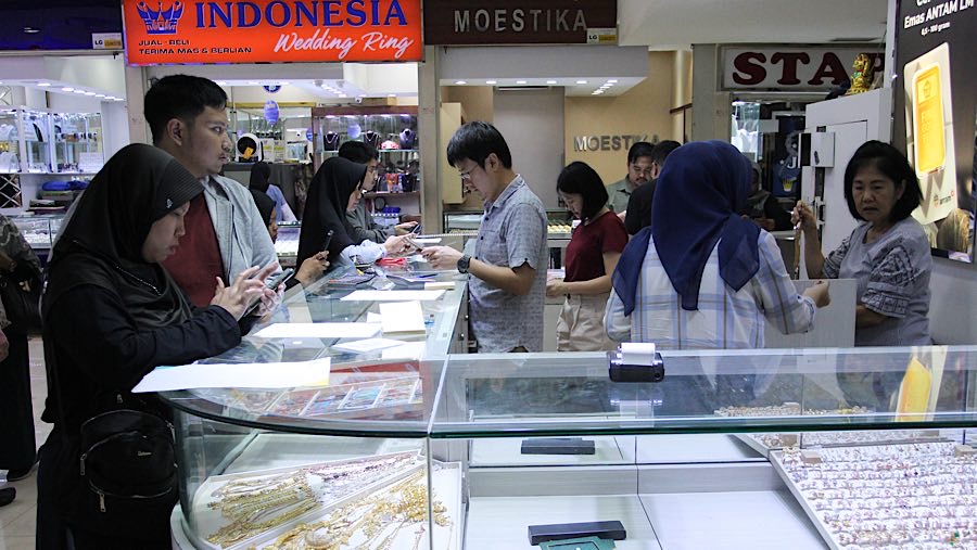 Calon pembeli melihat emas perhiasan di Cikini Gold Center, Jakarta, Selasa (15/4/2025). (Bloomberg Technoz/Andrean Kristianto)