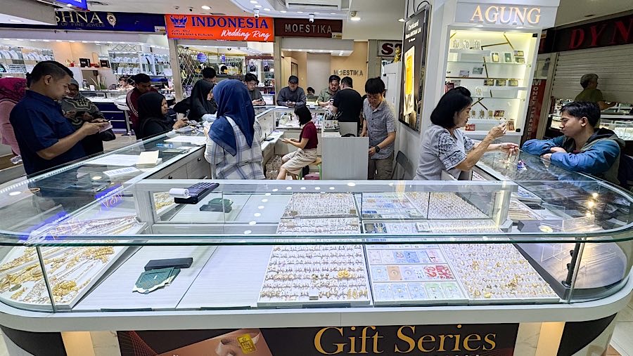Calon pembeli melihat emas perhiasan di Cikini Gold Center, Jakarta, Selasa (15/4/2025). (Bloomberg Technoz/Andrean Kristianto)