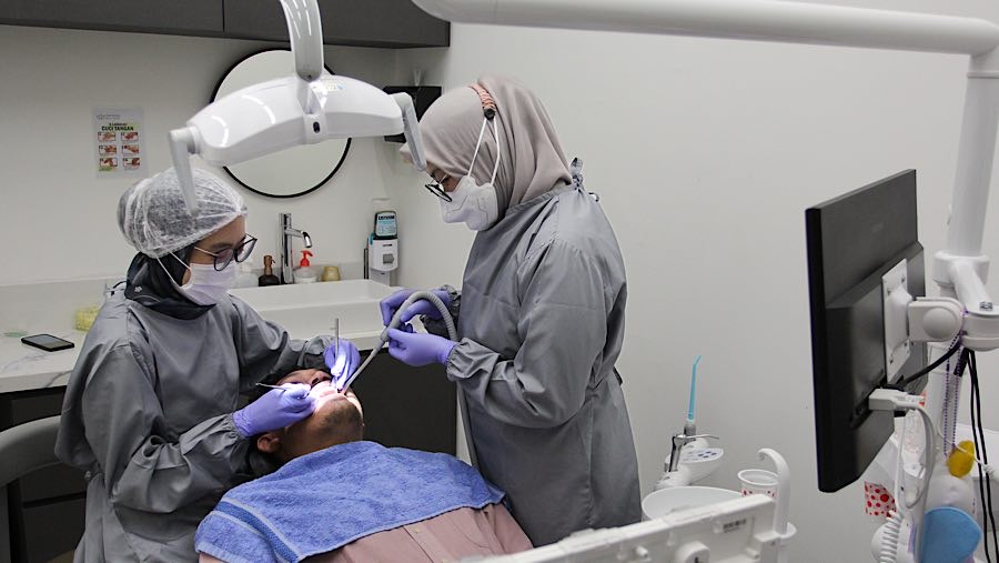 Dokter melakukan perawatan gigi pasien di Coterie Clinic, Jakarta Selatan, Rabu (16/4/2025). (Bloomberg Technoz/Andrean Kristianto)