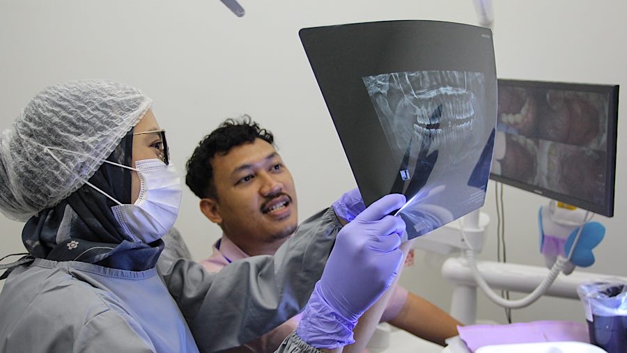 Persatuan Dokter Gigi Indonesia (PDGI) menyatakan bahwa saat ini Indonesia kekurangan lebih dari 10.000 dokter  (Bloomberg Technoz/Andrean Kristianto)