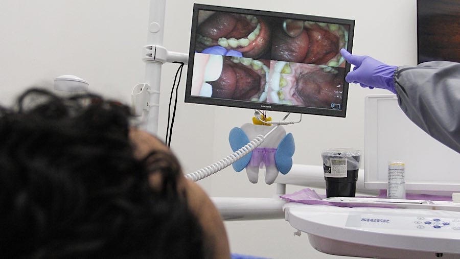 Dokter menunjukkan foto kondisi gigi pasien di Coterie Clinic, Jakarta Selatan, Rabu (16/4/2025). (Bloomberg Technoz/Andrean Kristianto)