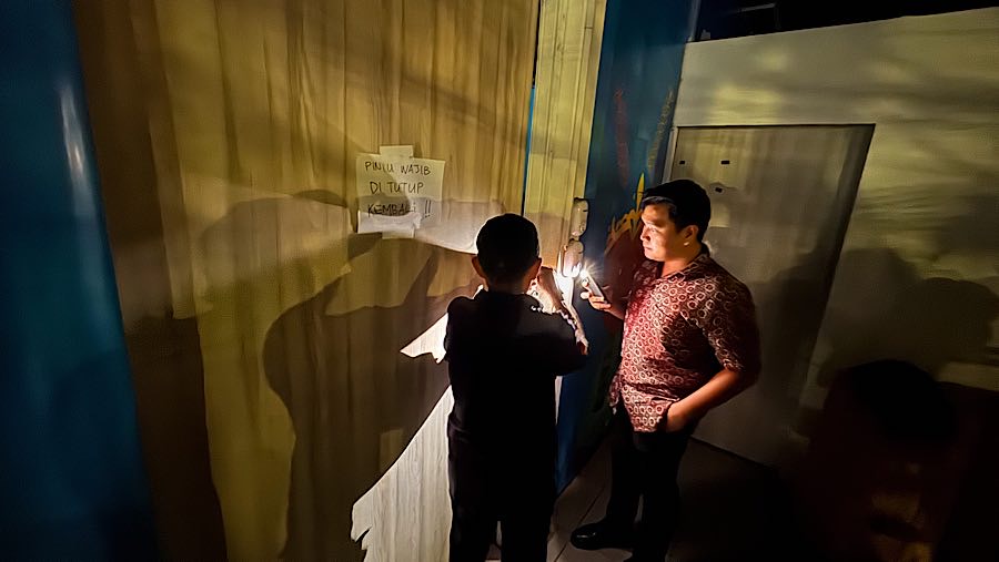 Pekerja membuka pintu dapur umum Makan Bergizi Gratis (MBG) di SPPG Kalibata, Jakarta, Rabu (16/4/2025). (Bloomberg Technoz/Andrean Kristianto)