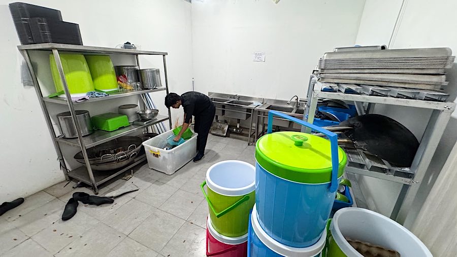 Pekerja merapihkan barang di Dapur umum Makan Bergizi Gratis (MBG), SPPG Kalibata, Jakarta, Rabu (16/4/2025). (Bloomberg Technoz/Andrean Kristianto)
