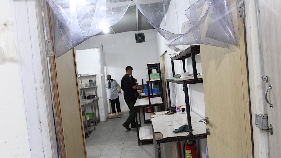 Suasana dapur umum Makan Bergizi Gratis (MBG) di SPPG Kalibata, Jakarta, Rabu (16/4/2025). (Bloomberg Technoz/Andrean Kristianto)