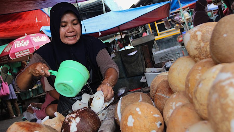 Pantauan Bloomberg Technoz di Pasar Minggu, pedagang menjajakan kelapa parut seharga Rp15 ribu hingga Rp20 ribu.(Bloomberg Technoz/Andrean Kristianto)