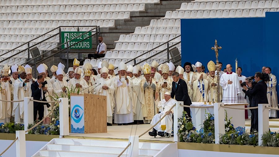 Setelah diopname sekitar 38 hari, mendiang Paus kembali ke kediamannya di Vatikan di Casa Santa Marta untuk pemulihan. (Jeremy Suyker/Bloomberg)