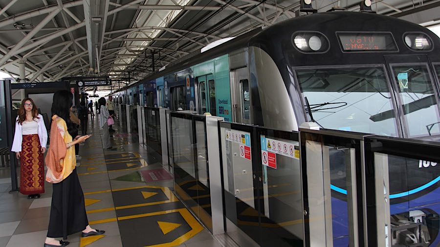 Penumpang menunggu kedatangan MRT di stasiun MRT ASEAN, Jakarta, Senin (21/4/2025). (Bloomberg Technoz/Andrean Kristianto)