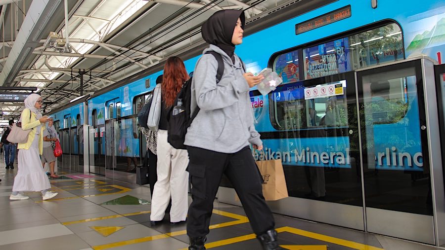 Pada hari tersebut, penggratisan berlaku untuk semua warga Jakarta, baik perempuan maupun laki-laki. (Bloomberg Technoz/Andrean Kristianto)