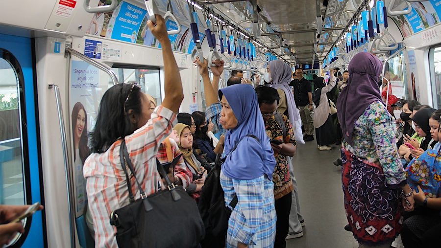 Tujuan digratiskannya untuk mengapresiasi perempuan yang setiap harinya menggunakan transportasi umum Jakarta.  (Bloomberg Technoz/Andrean Kristianto)