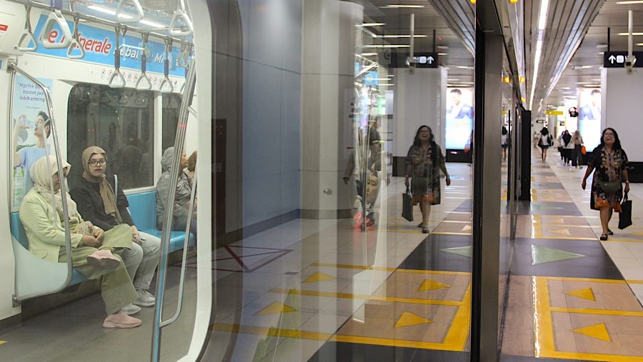 Tidak hanya itu, penggratisan juga akan diterapkan pada tanggal 24 April 2025, yang merupakan Hari Transportasi (Bloomberg Technoz/Andrean Kristianto)