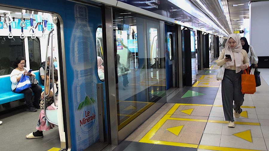 Penumpang berjalan di stasiun MRT Dukuh Atas BNI, Jakarta, Senin (21/4/2025). (Bloomberg Technoz/Andrean Kristianto)