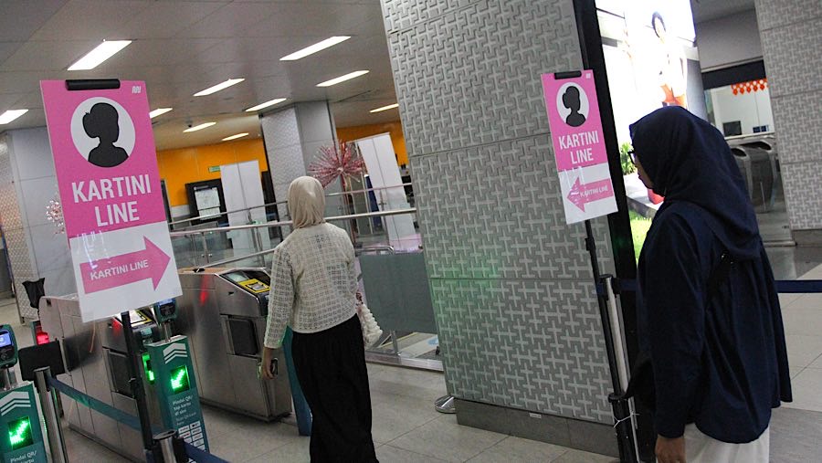 Pemprov Jakarta juga berencana meresmikan beberapa rute baru Transjabodetabek pada Hari Transportasi Nasional. (Bloomberg Technoz/Andrean Kristianto)