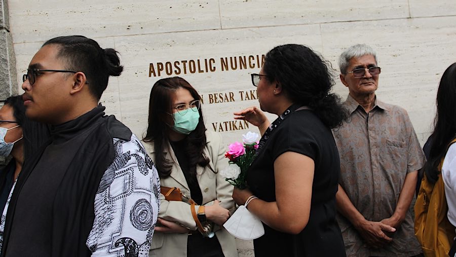 Kedubes Vatikan di Indonesia membuka kesempatan bagi masyarakat yang ingin menyampaikan ucapan belasungkawa. (Bloomberg Technoz/Andrean Kristianto)