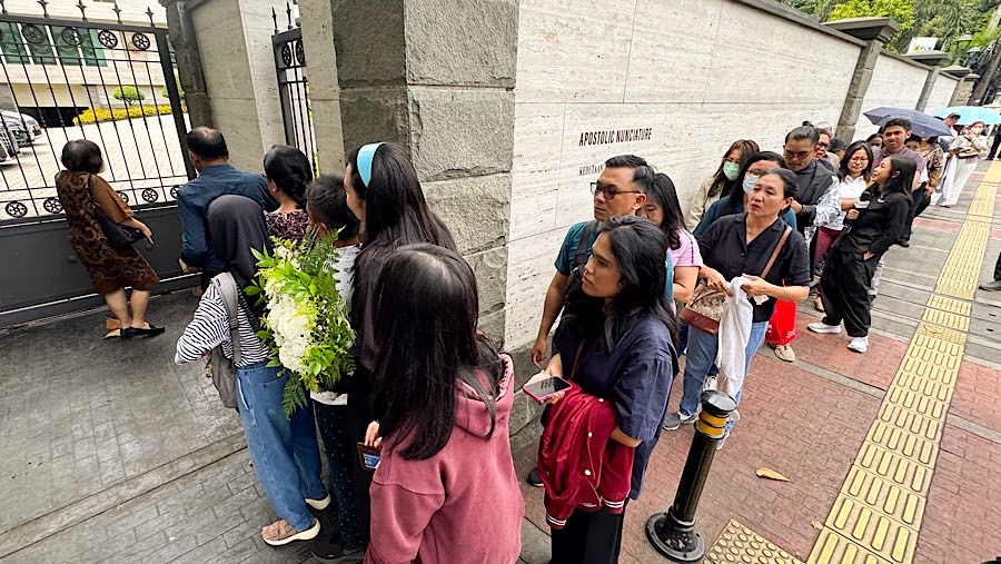 Pelayat mengantre untuk memberikan doa untuk Paus Fransiskus di Kedubes Vatikan, Jakarta, Selasa (22/4/2025). (Bloomberg Technoz/Andrean Kristianto)