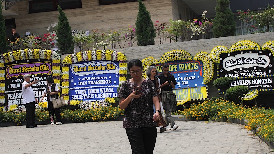 Paus Fransiskus dilaporkan meninggal dunia pada Senin (21/4/2025) akibat stroke. (Bloomberg Technoz/Andrean Kristianto)