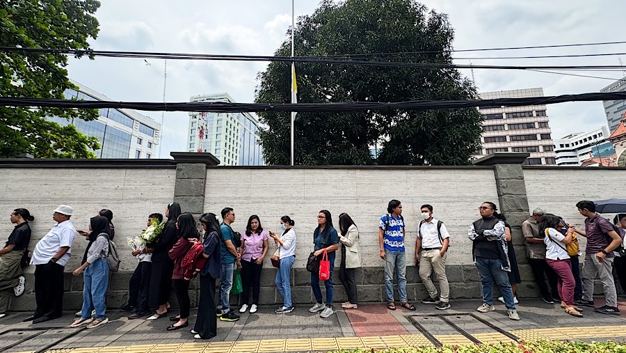 Para pelayat hanya perlu menunggu beberapa menit untuk bergantian berdoa di dalam Kedubes. (Bloomberg Technoz/Andrean Kristianto)