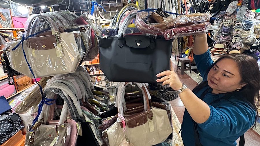 Berbagai produk fashion dengan tulisan merek terkenal dijual di tempat ini. (Bloomberg Technoz/Andrean Kristianto)