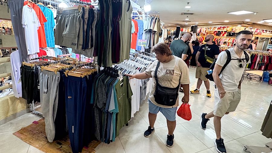 Pengunjung melihat pakaian yang dijual di ITC Mangga Dua, Jakarta, Selasa (22/4/2025). (Bloomberg Technoz/Andrean Kristianto)