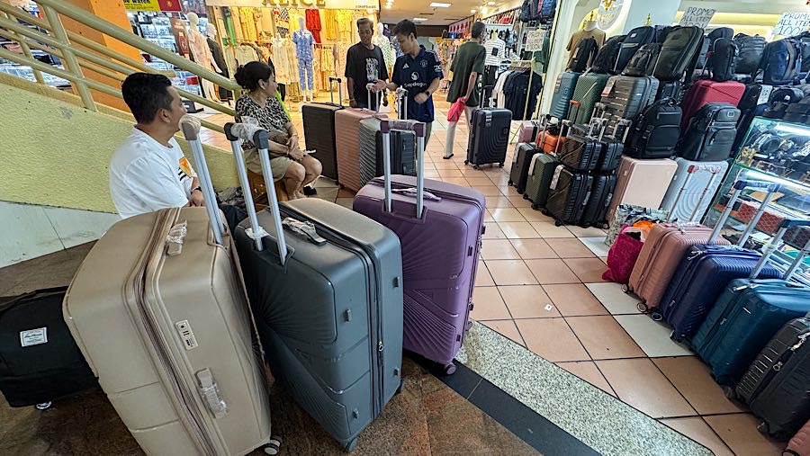 Selain tas di ITC Mangga Dua juga banyak dijual koper berukuran 33 inc yang dijual seharga Rp2,5 juta. (Bloomberg Technoz/Andrean Kristianto)