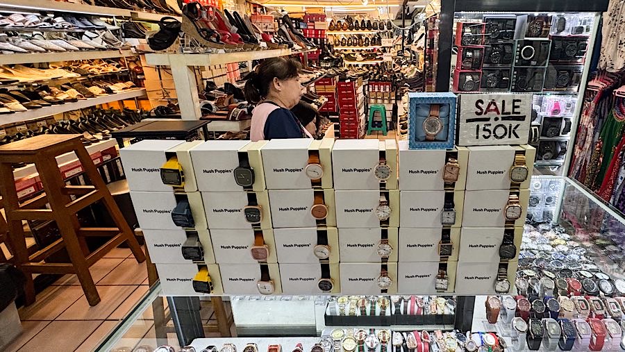 Produk fashion lainnya yang dijual adalah jam tangan merek Hush Puppies yang dijual seharga Rp150 ribu. (Bloomberg Technoz/Andrean Kristianto)