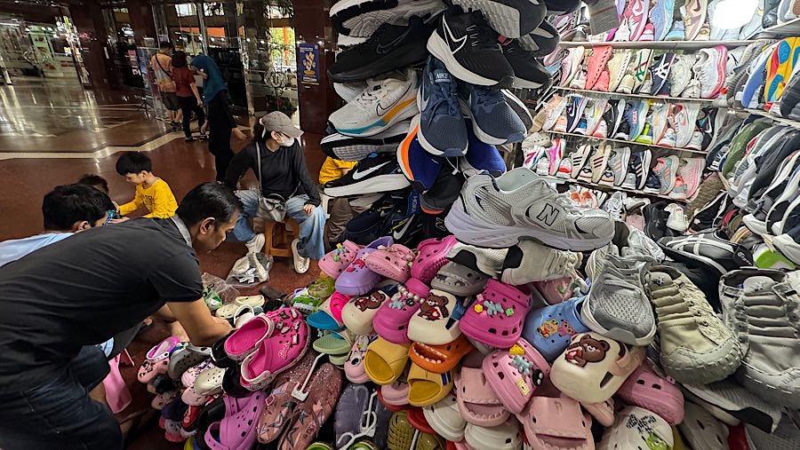 Sepatu-sepatu bermerek dengan kualitas premium juga banyak dijual di tempat ini. (Bloomberg Technoz/Andrean Kristianto)