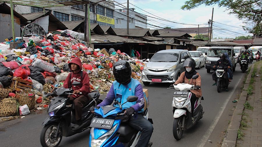 Akibat tumpukan sampah yang menggunung tersebut, lalu lintas menjadi padat. (Bloomberg Technoz/Andrean Kristianto)