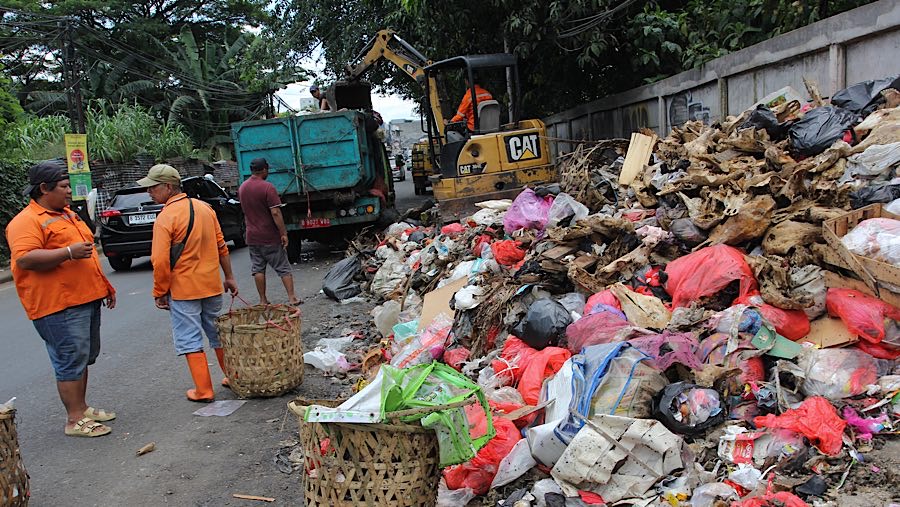 peningkatan tumpukan sampah juga disebabkan oleh terganggunya pola pengangkutan. (Bloomberg Technoz/Andrean Kristianto)