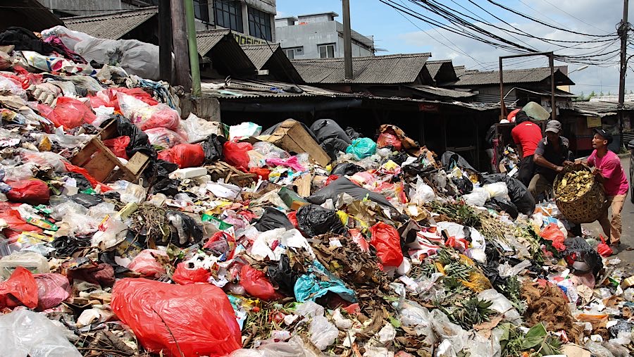 Tingginya tumpukan sampah diperparah dengan aktivas warga yang ikut membuang sampah di lokasi tersebut. (Bloomberg Technoz/Andrean Kristianto)
