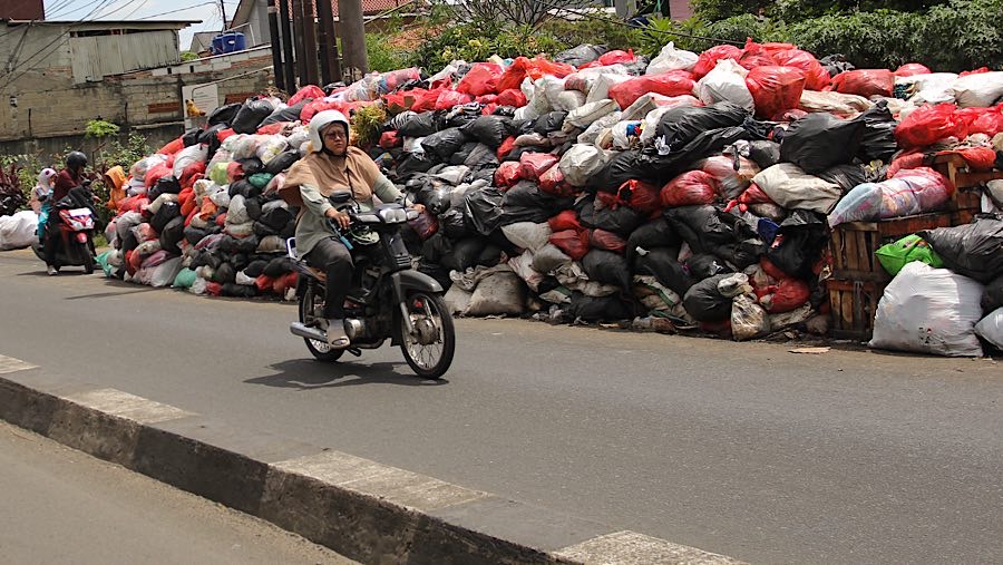 Tumpukan sampah yang menggunung di jalan raya Aria Putra, Ciputat, Tangsel, Rabu (23/4/2025). (Bloomberg Technoz/Andrean Kristianto)