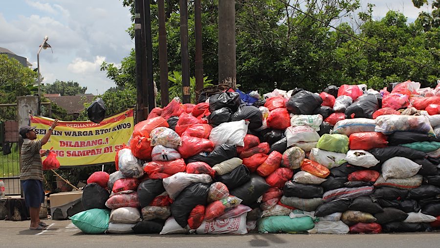 Tumpukan sampah yang menggunung juga terlihat di jalan raya Aria Putra dekat Pasar Ciputat. (Bloomberg Technoz/Andrean Kristianto)