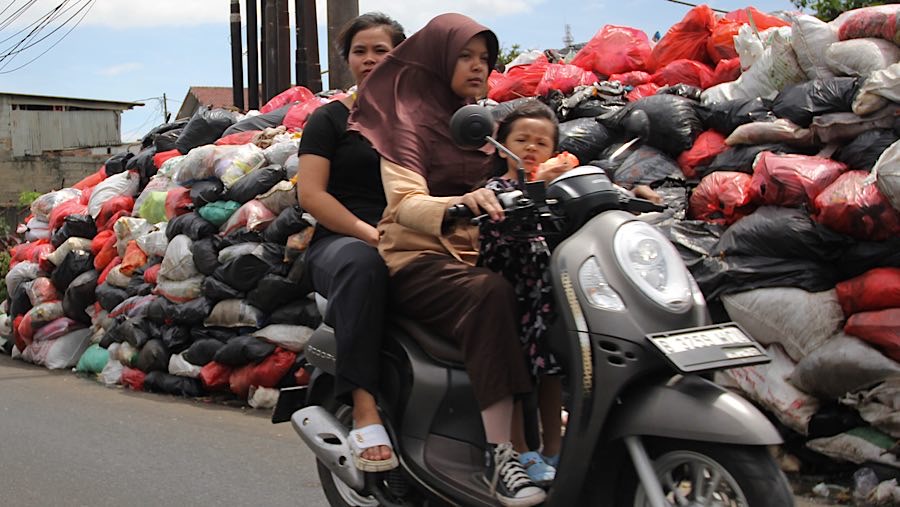 Terganggunya pola pengangkutan akibat dua pejabat Dinas Lingkungan Hidup yang tersandung kasus korupsi. (Bloomberg Technoz/Andrean Kristianto)