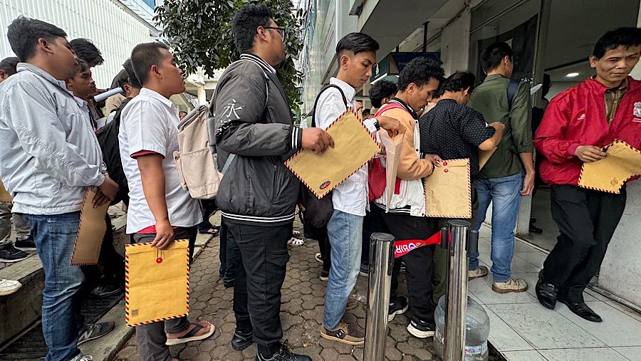 Warga mengantre untuk melamar sebagai PJLP di Balai Kota DKI Jakarta, Rabu (23/4/2025). (Bloomberg Technoz/Andrean Kristianto)