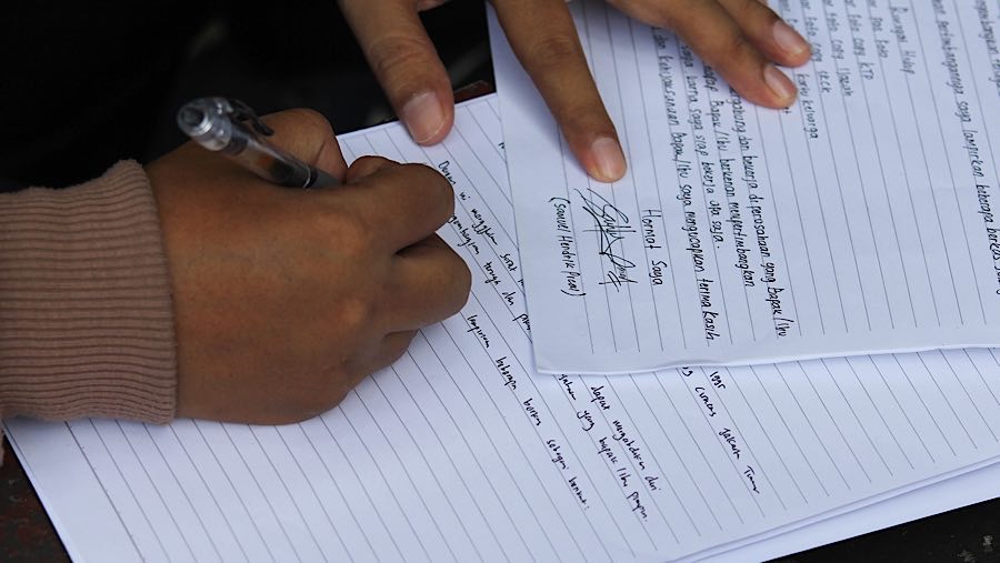 Mereka antre untuk melamar sebagai PJLP termasuk posisi PPSU dan Pemadam Kebakaran (Damkar). (Bloomberg Technoz/Andrean Kristianto)