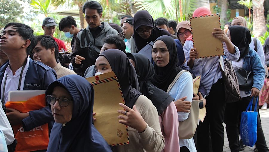 Warga mengantre untuk melamar sebagai PJLP di Balai Kota DKI Jakarta, Rabu (23/4/2025). (Bloomberg Technoz/Andrean Kristianto)