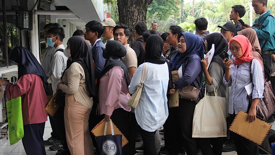 Pemerintah Provinsi DKI Jakarta sedang menyiapkan sistem pendaftaran daring guna mempermudah proses rekrutmen. (Bloomberg Technoz/Andrean Kristianto)