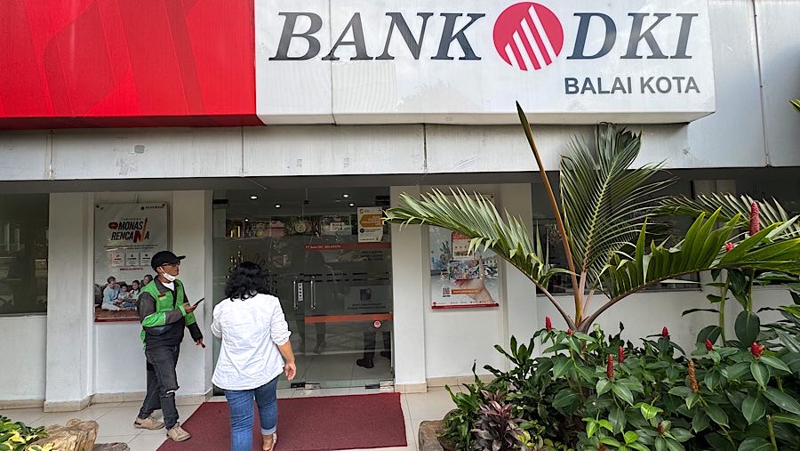 Nasabah berjalan memasuki Bank DKI di Jakarta, Rabu (23/4/2025). (Bloomberg Technoz/Andrean Kristianto)