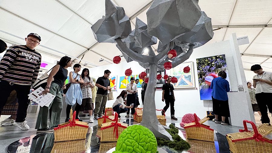 Pengunjung melihat pameran Art Jakarta Gardens di Hutan Kota by Plataran, Jakarta, Rabu (23/4/2025). (Bloomberg Technoz/Andrean Kristianto)