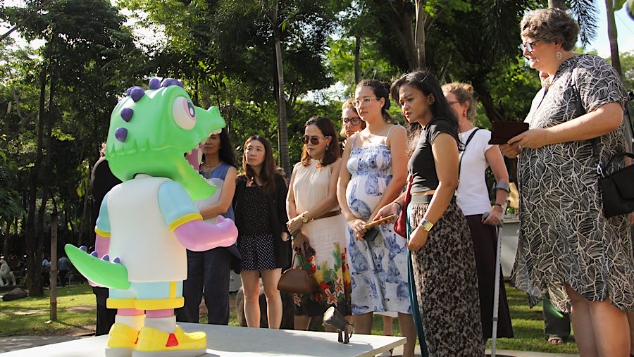 Pameran seni luar ruang ini menarik perhatian pengunjung, baik lokal maupun mancanegara. (Bloomberg Technoz/Andrean Kristianto)