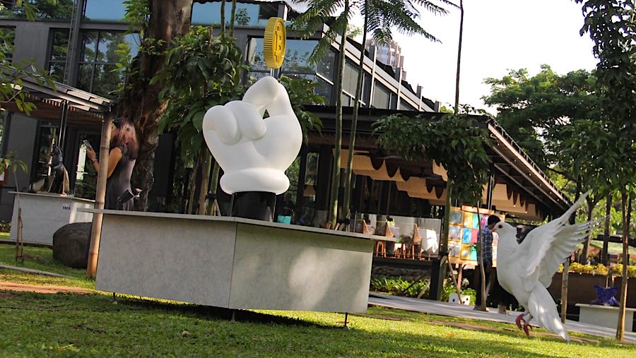 Art Jakarta Gardens memperlihatkan bagaimana seni dapat mencerminkan zaman sekaligus
bertahan sepanjang masa. (Bloomberg Technoz/Andrean Kristianto)