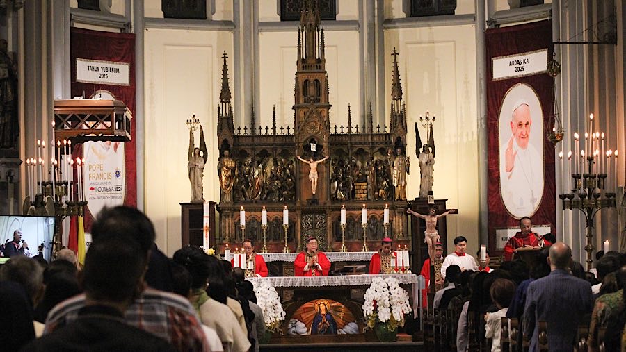 Dubes Vatikan untuk Indonesia, Mgr. Piero Pioppo memimpin misa Requiem di Gereja Katedral, Kamis (24/4/2025). (Bloomberg Technoz/Andrean Kristianto)