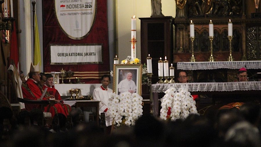 Para umat Katolik yang mengikuti Misa Requiem ini menjalani prosesi dengan sangat khidmat. (Bloomberg Technoz/Andrean Kristianto)