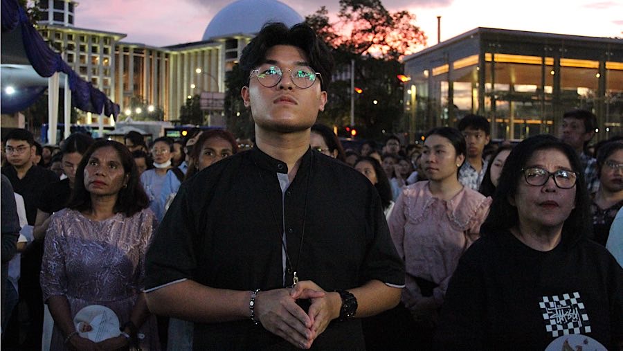 Pihak gereja menyediakan sejumlah layar besar di halaman gereja untuk para jemaat yang berada di luar.  (Bloomberg Technoz/Andrean Kristianto)