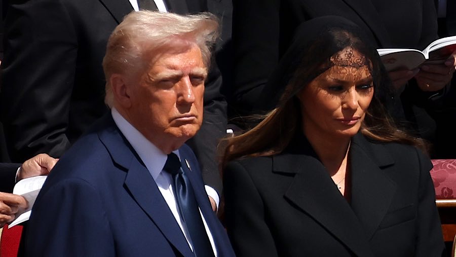 Presiden AS Donald Trump dan istri di pemakaman Paus Fransiskus di Santo Petrus di Vatikan, Sabtu (26/4/2025). (Alessia Pierdomenico/Bloomberg)
