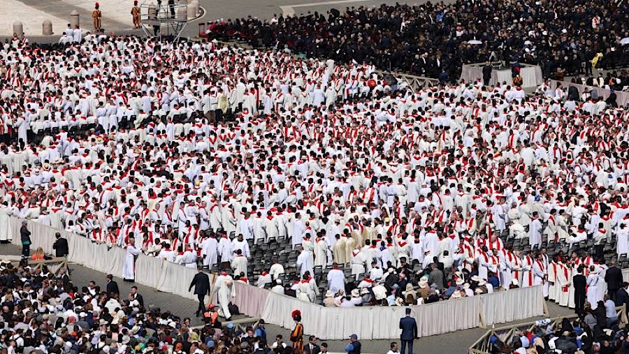 Puluhan ribu pelayat memadati Lapangan Santo Petrus, Vatikan untuk menghadiri upacara pemakaman Paus Fransiskus. (Alessia Pierdomenico/Bloomberg)