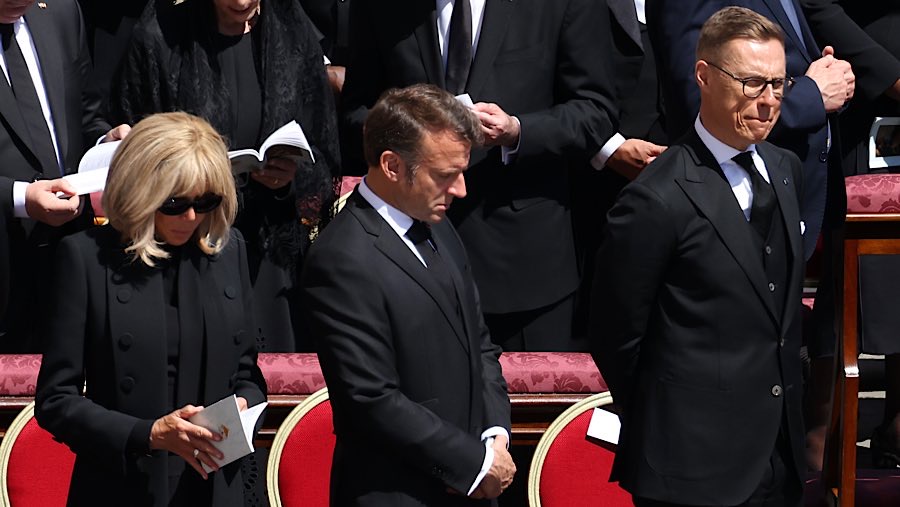 Presiden Prancis Emmanuel Macron (tengah) beserta istri (kiri) dan Presiden Finlandia, Alexander Stubb (kanan). (Alessia Pierdomenico/Bloomberg)