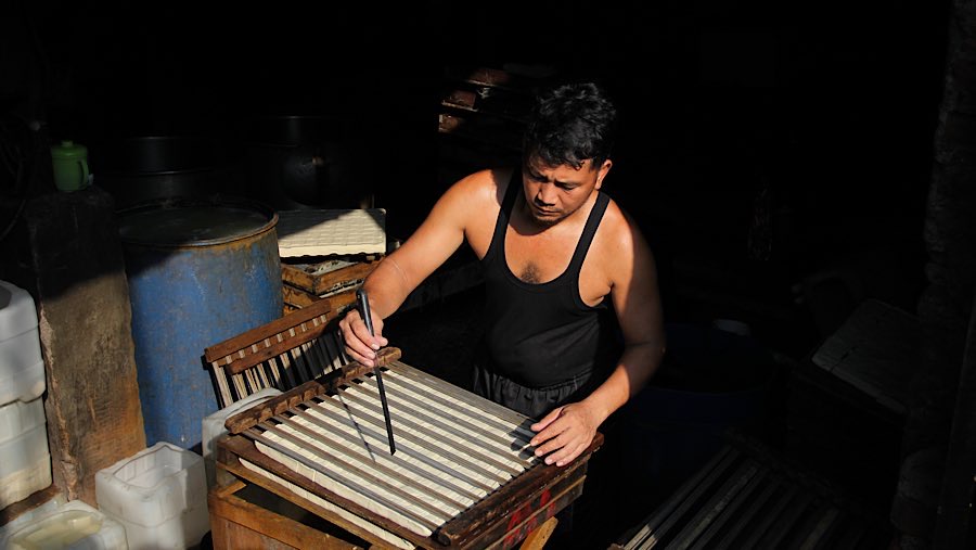 Meskipun ada kenaikan harga kedelai aktivitas produksi tahu tetap berlangsung meski dalam tekanan berat.  (Bloomberg Technoz/Andrean Kristianto)