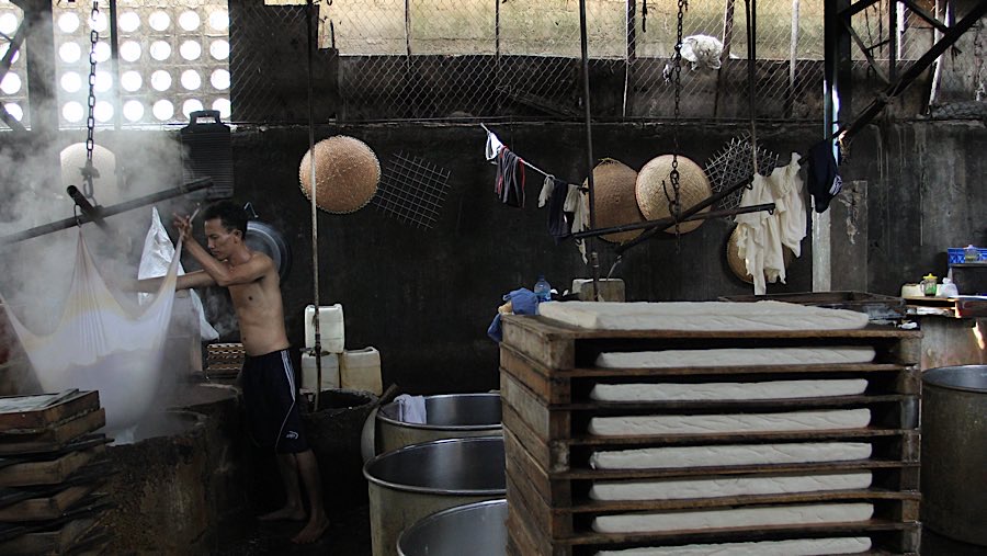 Saat puasa harga kedelai di tempat ini Rp15.700 namun setelah lebaran naik menjadi Rp16.000. (Bloomberg Technoz/Andrean Kristianto)