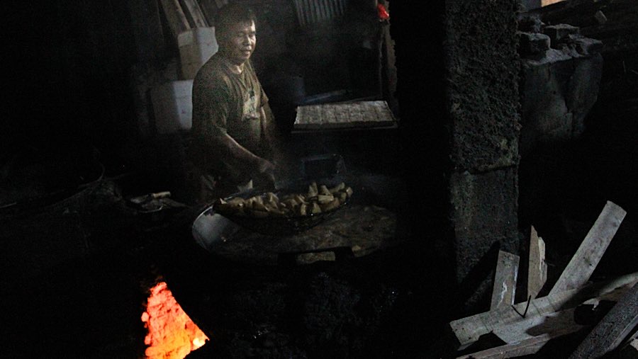 Meskipun harga kedelai mengalami kenaikan, produksi dan harga jual tahu di industri rumahan ini tidak terdampak (Bloomberg Technoz/Andrean Kristianto)