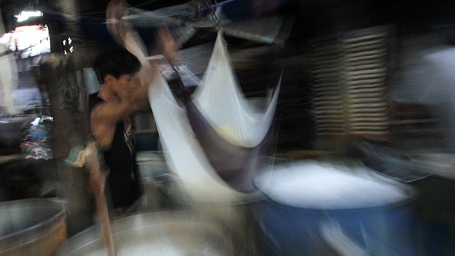 Hal tersebut dirasakan oleh pengrajin tahu setelah lebaran. (Bloomberg Technoz/Andrean Kristianto)