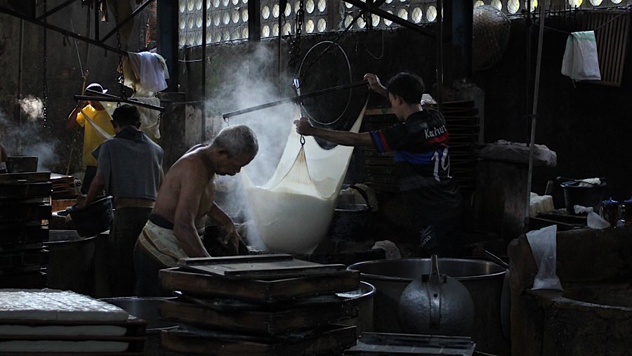 Pekerja menyelesaikan pembuatan tahu di industri rumahan di kawasan Duren Tiga, Senin (28/4/2025). Bloomberg Technoz/Andrean Kristianto)